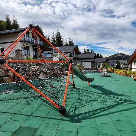 Chalet Ecoberghaus - котеджне містечко Bukovel