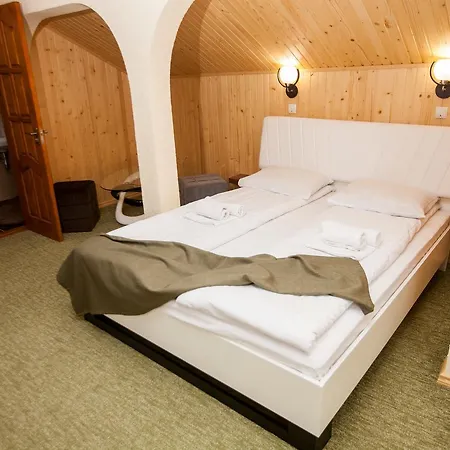 Zdybanka Hotel *