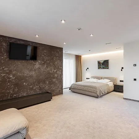 Hvoya & Hotel 3*